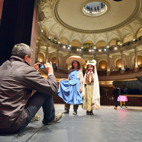 Tous à l'Opéra : petites filles en costumes