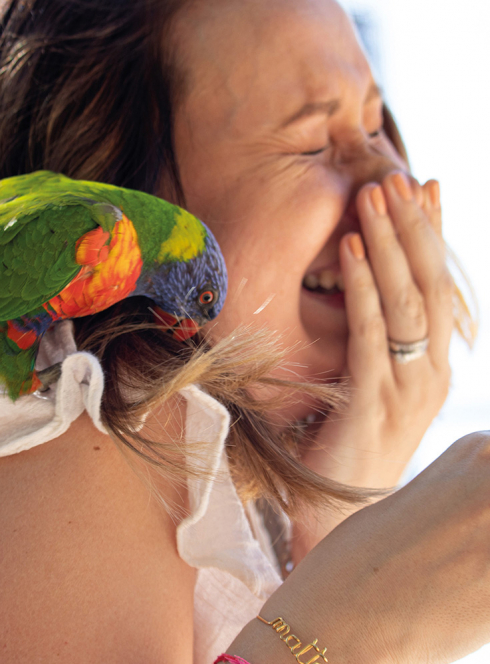 Perroquet sur l'épaule au Parc des Oiseaux - Ain Tourisme
