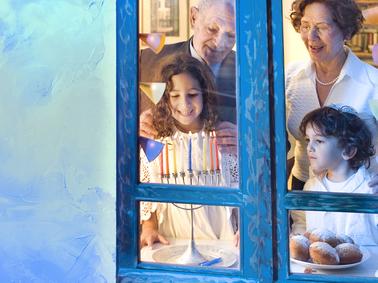 Que célèbre la fête juive Hanoukka ? les traditions pour les enfants et les familles Citizenkid Que célèbre la fête juive Hanoukka ? les traditions pour les enfants et les familles Citizenkid