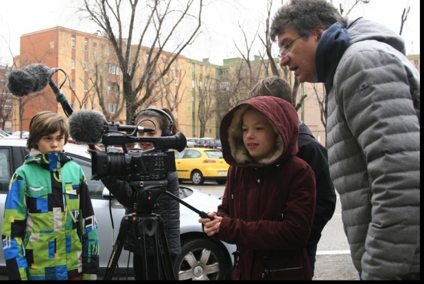 Enfant qui filme pour "Graines d'espoir"