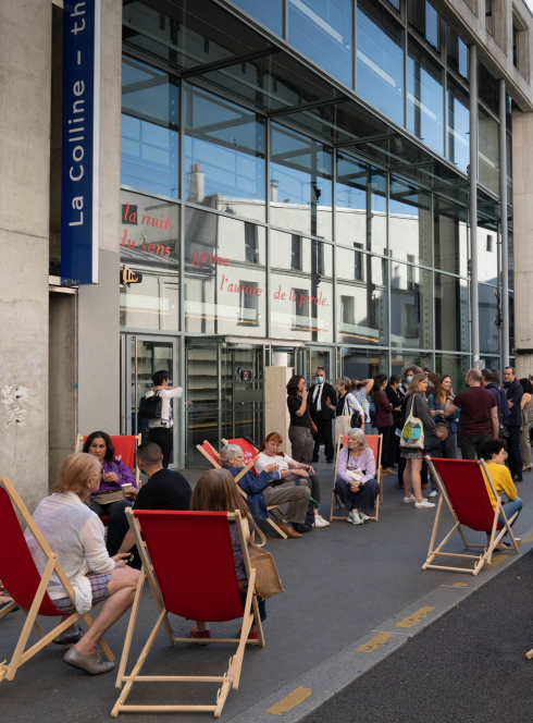 La Colline : chaises devant le théâtre national