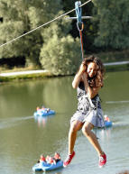 Parc de Loisirs et Nature de la Porte du Hainaut : Petite fille sur un tyrolienne