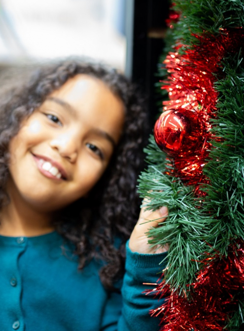 Marché de Noël à Lempdes : Petite fille à côté de décorations