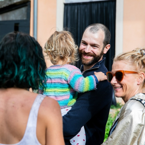Journées Européennes du Patrimoine : Enfant dans les bras de son père