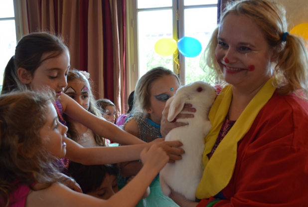 Jessica magicienne ventriloque - lapin 2