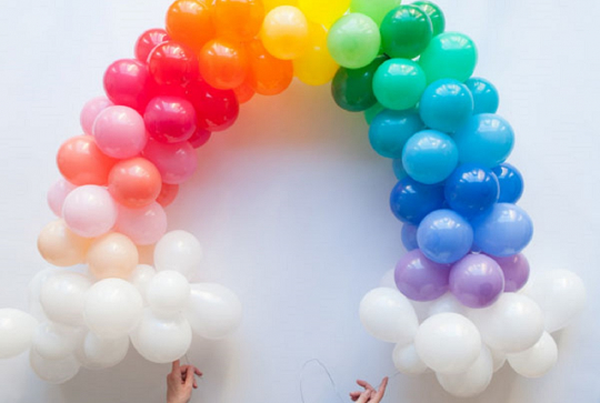 Arche de ballons arc-en-ciel