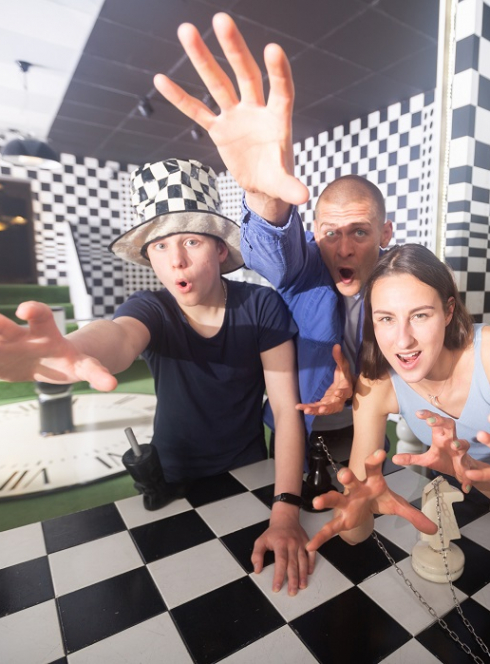 Escape Game en famille : Des enfants et des parents doivent résoudre des énigmes dans une salle close