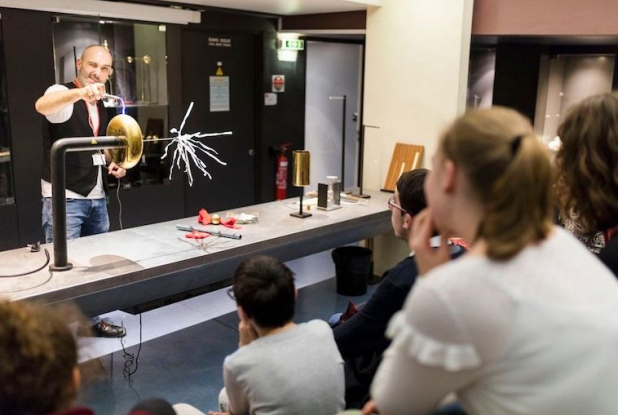 Les Étincelles du Palais de la Découverte : expérience scientifique électricité