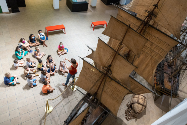 Musée Marine Toulon : groupe d'enfants et bateau