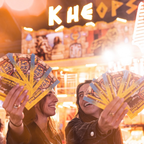 Luna Park : Deux jeunes femmes tiennent des billets