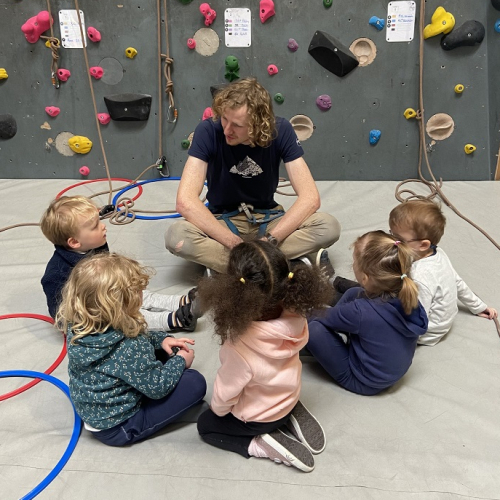 Climb Up Lille Villeneuve d'Ascq : Des enfants avec un moniteur d'escalade