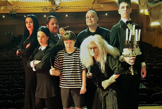 La famille Addams, la comédie musicale : la famille réunie sur scène