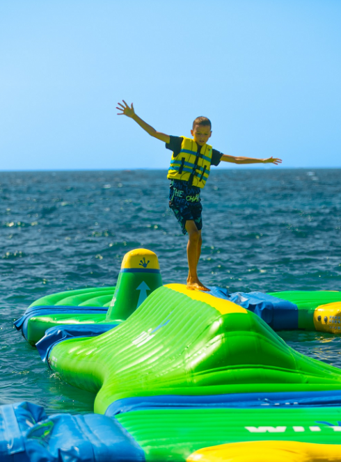 Parc Aquatique Gonflable Digue Sud à St-Laurent-du-Var : Petit garçon en équilibre sur une structure gonflable