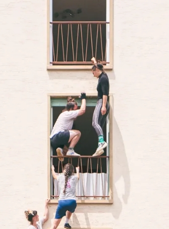 Impact d'une course - la horde dans les pavés