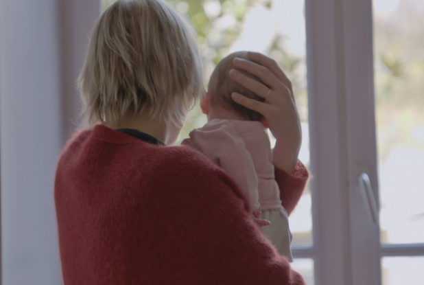 C'est toi que j'attendais : bébé dans les bras