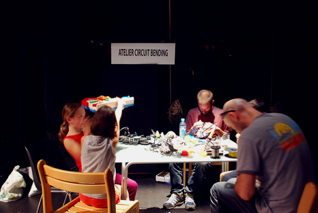 Mini Weather : l'électronique, et oui, c'est aussi des circuits ! L'atelier circuit blending nous montre l'envers du déc