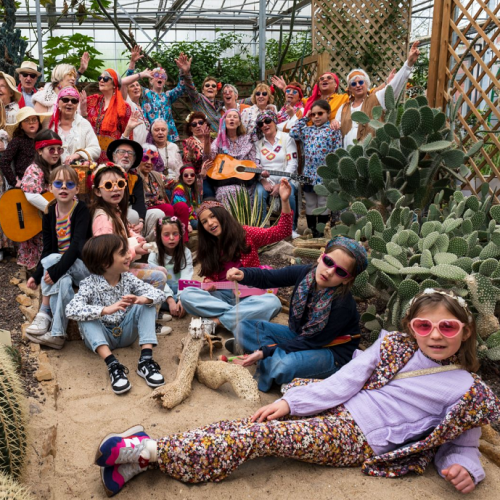 La Guinguette des Chorales : Une troupe de chanteuses et chanteurs, des jeunes et des vieux, au beau milieu d'une serre tropicale, dans une ambiance peace and love
