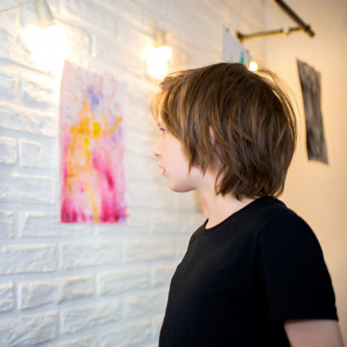 Enfant qui regarde un tableau