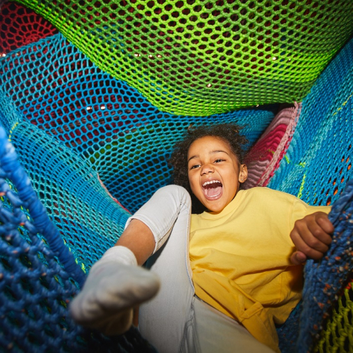 Top des parcs de loisirs indoor à Lille : Une petite fille s'amuse dans des filets