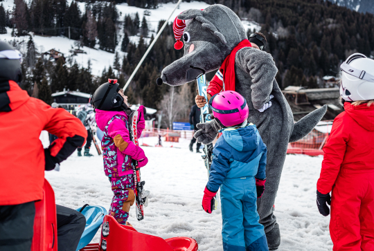 Enfants avec la mascotte de Combloux