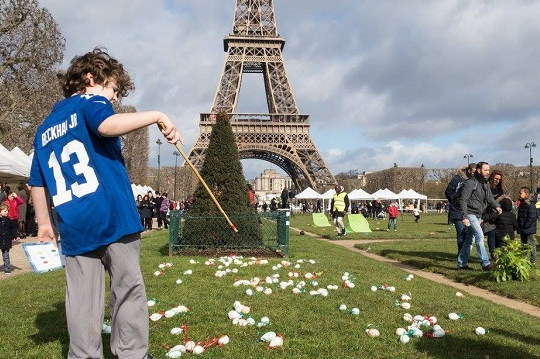 Chasse aux oeufs de Pâques 2016 par le Secours Populaire sur le Champ de Mars, Paris
