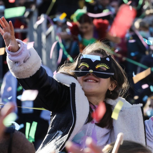 Carnaval de Nice : fillette avec masque et confettis