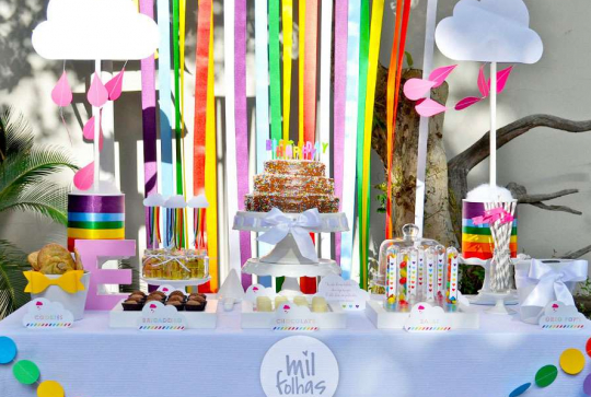 Table de fête arc-en-ciel et multicolore