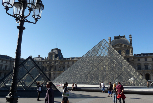 Musée du Louvre / plein soleil