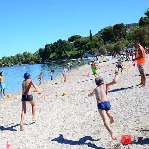 Lire et jouer à la plage