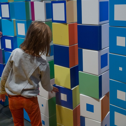 Expo Images Vivantes : Un enfant s'amuse avec des cubes colorés