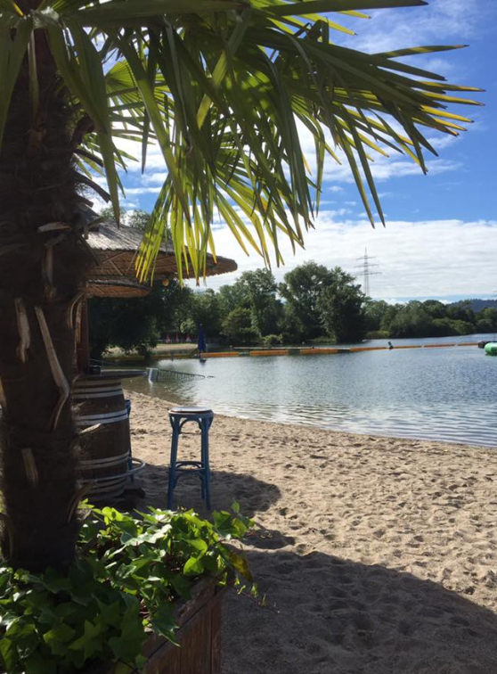 La plage du Strandbad & Tiki Bar