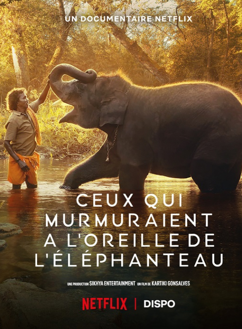 Ceux qui murmuraient à l’oreille de l’éléphanteau : Un homme avec un éléphant dans l'eau