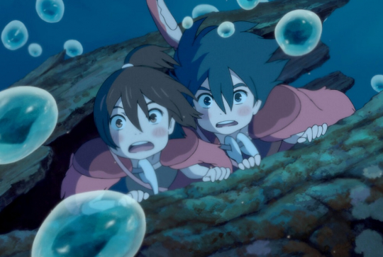 Héros modestes : Une fille et un garçon sous l'eau