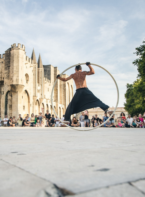 Festival Off Avignon : Une performance de rue sur le parvis du Palais des Papes
