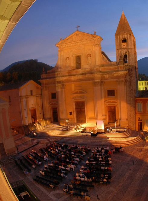 Festival Plein Air Entre Deux : Spectacle nocturne en plein air vers une cathédrale