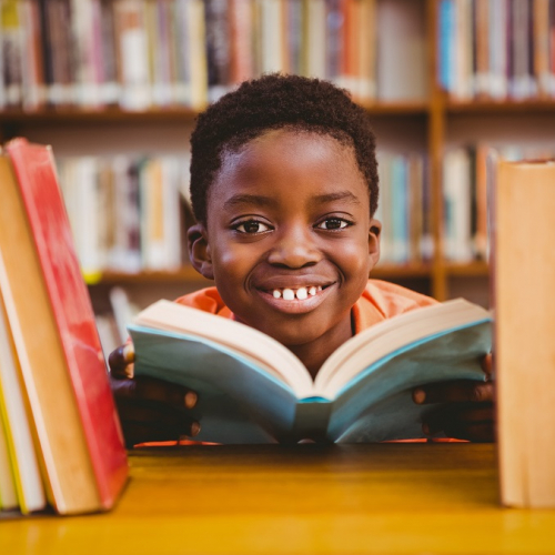 Salon du livre jeunesse 2024 à Antibes : Un petit garçon au milieu des livres