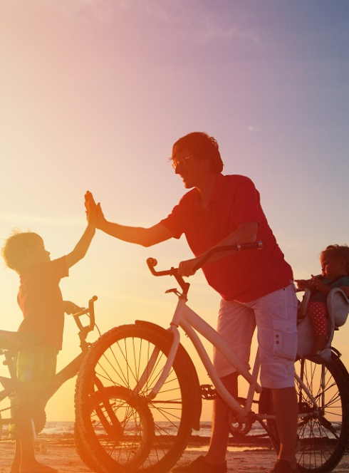 Top des balades à vélo : Famille en vélo au coucher de soleil