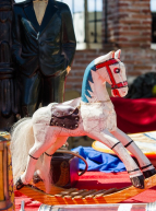 Braderie des enfants à la Maison de Quartier de Wazemmes : petit cheval en bois