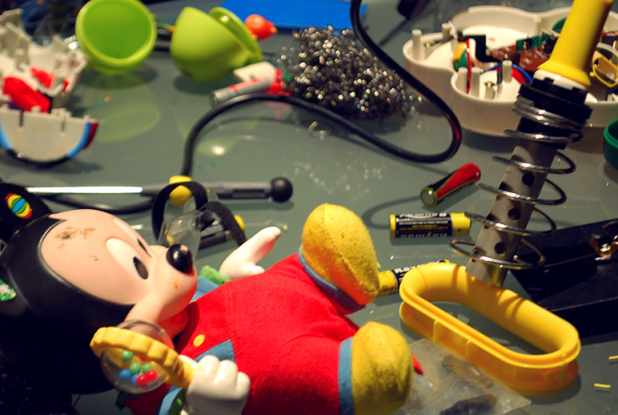 Mini Weather : Et pour monter un circuit, il faut souder... Mickey est presque prêt à donner un coup de pouce !