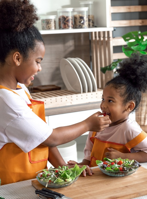 Le salades qu'adorent les enfants : Préparations d'une salade entre soeurs