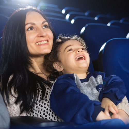 Festival Cinéma Télérama Enfants : petit garçon au cinéma avec sa maman