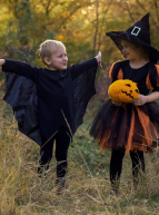 Halloween 2024 à Lille : Un petit garçon déguisé en chauve-souris et une petite fille en sorcière dans les bois