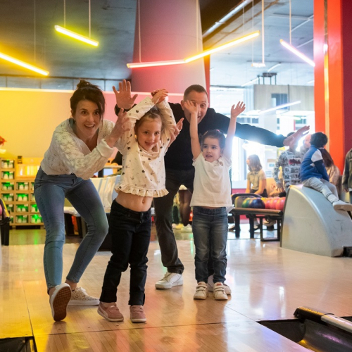 Bowlingstar Lyon : Une famille joue au bowling
