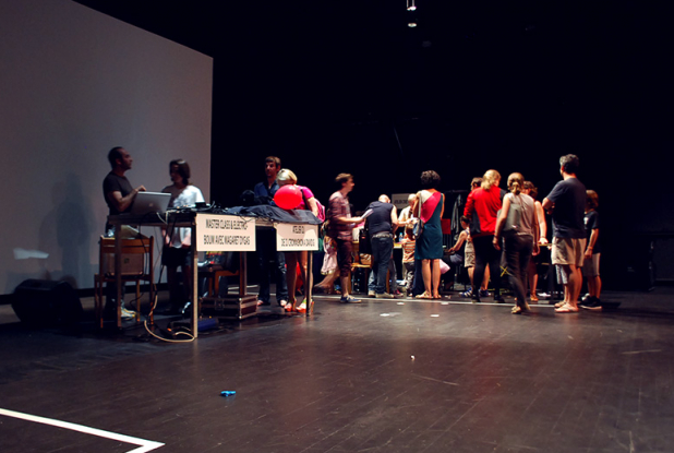 Mini Weather : Atelier de DJ où Dj Cromagnon A David G., familiarise les enfants au toucher vinyl et au scratch.