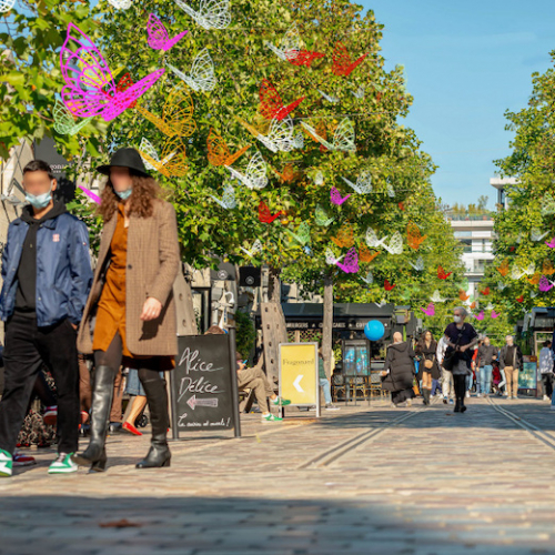 Installation papillons à Bercy Village