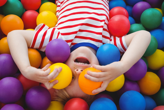 Enfant dans une piscine à balles - Créteil Soleil