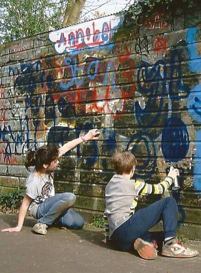 Enfants faisant du graffiti