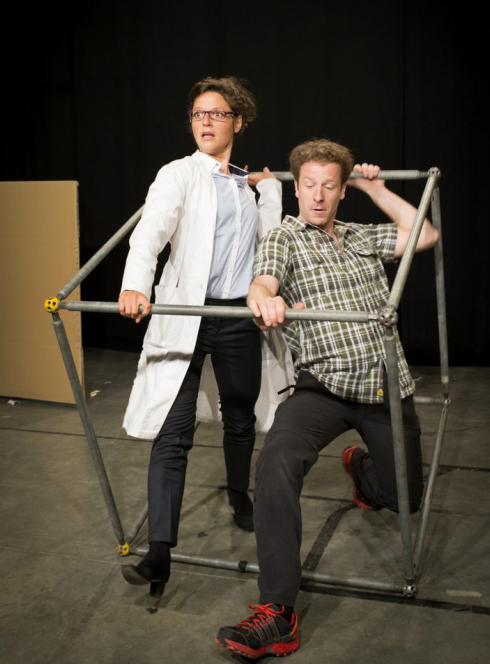 Miss Ouifi et Koubrev font des expériences