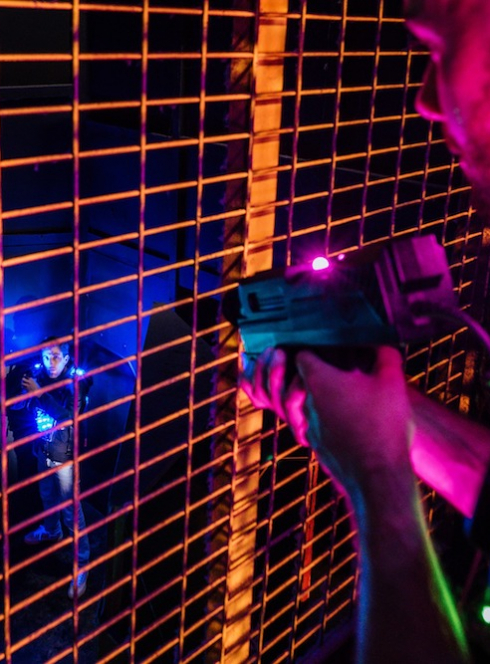 Starship Laser Lille Centre : Un jour vise ses ennemis dans un labyrinthe
