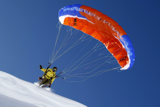 Top des activités neige à tester en famille à la montagne sans skier : snowkite